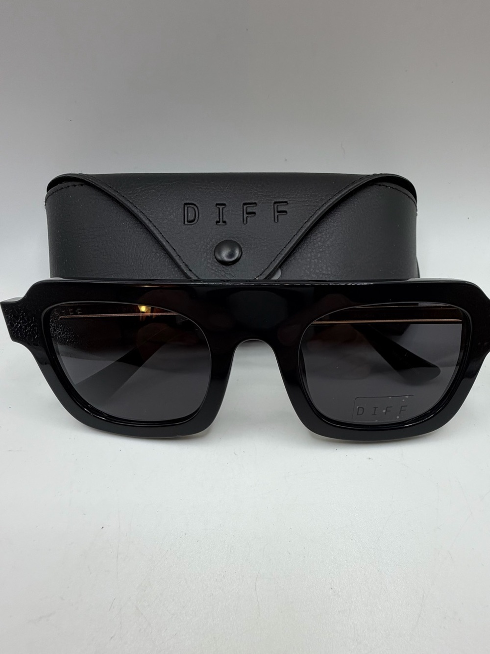 Diff Eyewear Men's Black Square Sunglasses with Dark Lenses